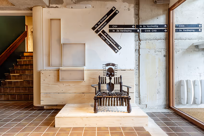 Stoel gemaakt van oude munitie van Gonçalo Mabunda