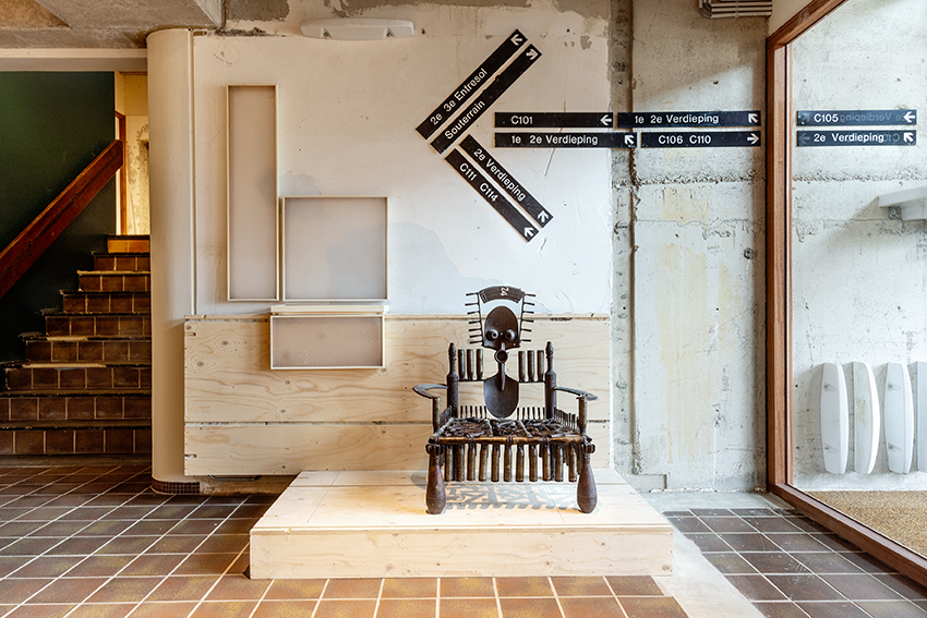 Stoel gemaakt van oude munitie van Gonçalo Mabunda