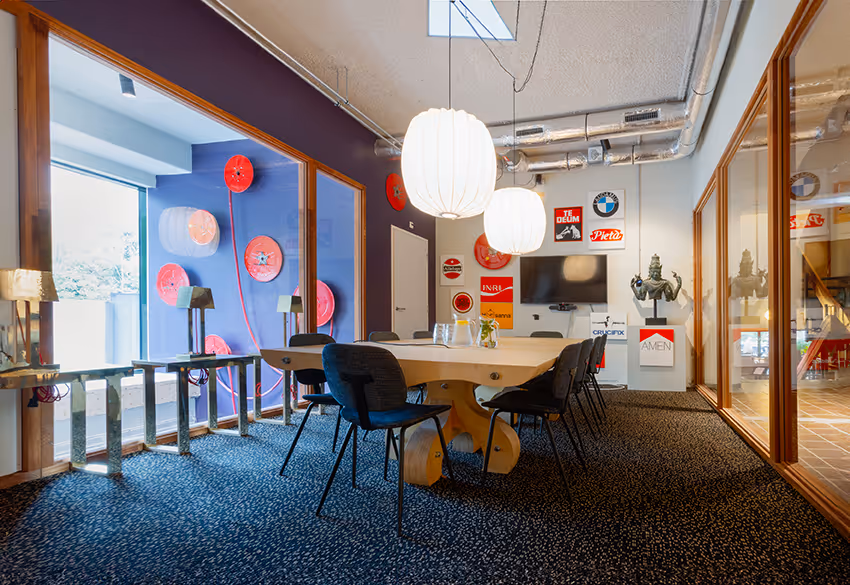 Vergaderkamer de Merkplaats bij De Groene Afslag met daarin een grote tafel met 10 stoelen en grote glazen wanden. 