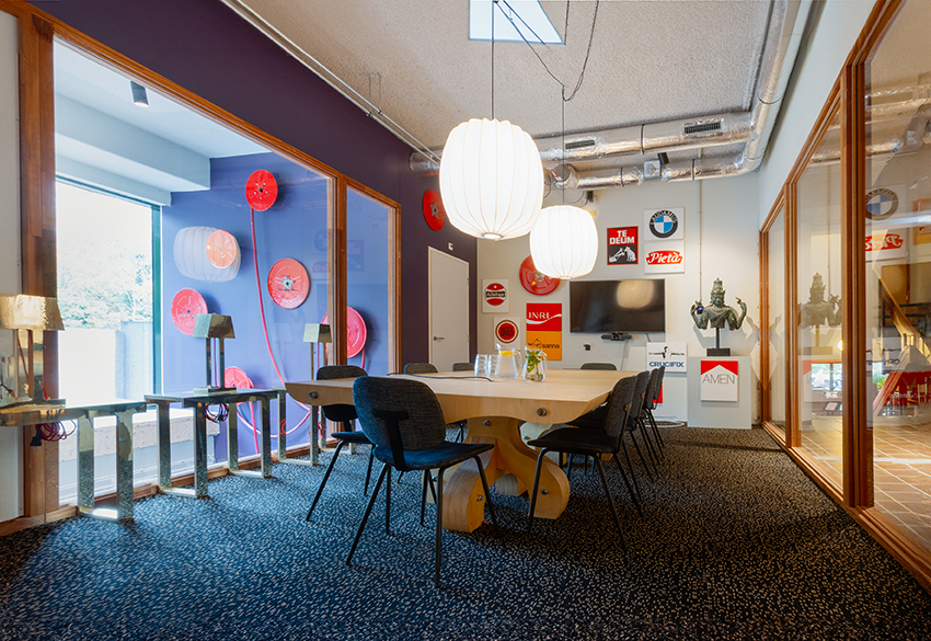 Vergaderkamer de Merkplaats bij De Groene Afslag met daarin een grote tafel met 10 stoelen en grote glazen wanden. 