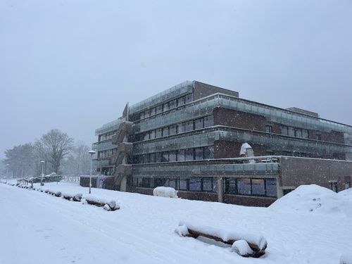 Gebouw in sneeuw