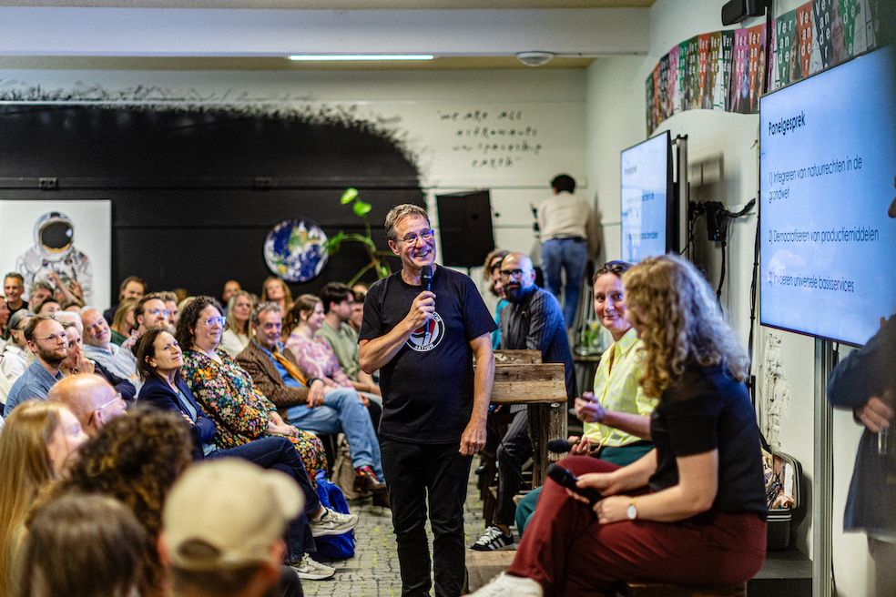 Presentatie van spreker Kees Klomp in een volle zaal 