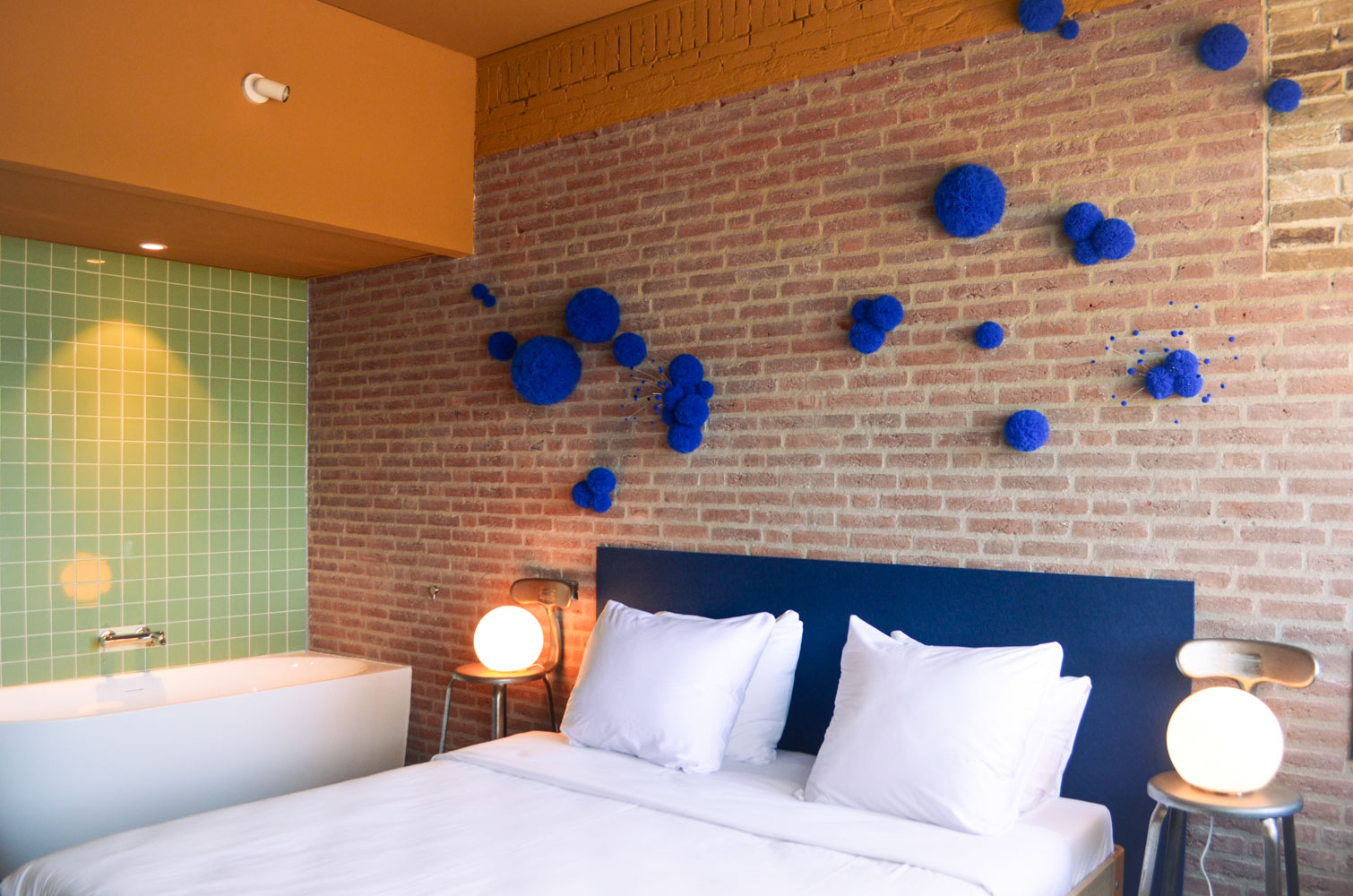 Hotelkamer rond met een tweepersoonsbed en een bad