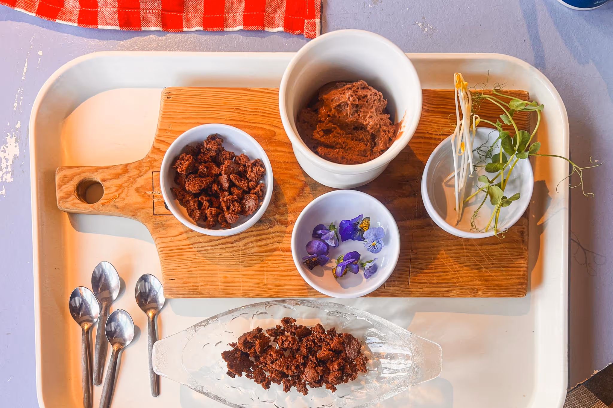 Ingrediënten voor een Modderhap chocolade mousse-tuin geserveerd in verschillende bakjes