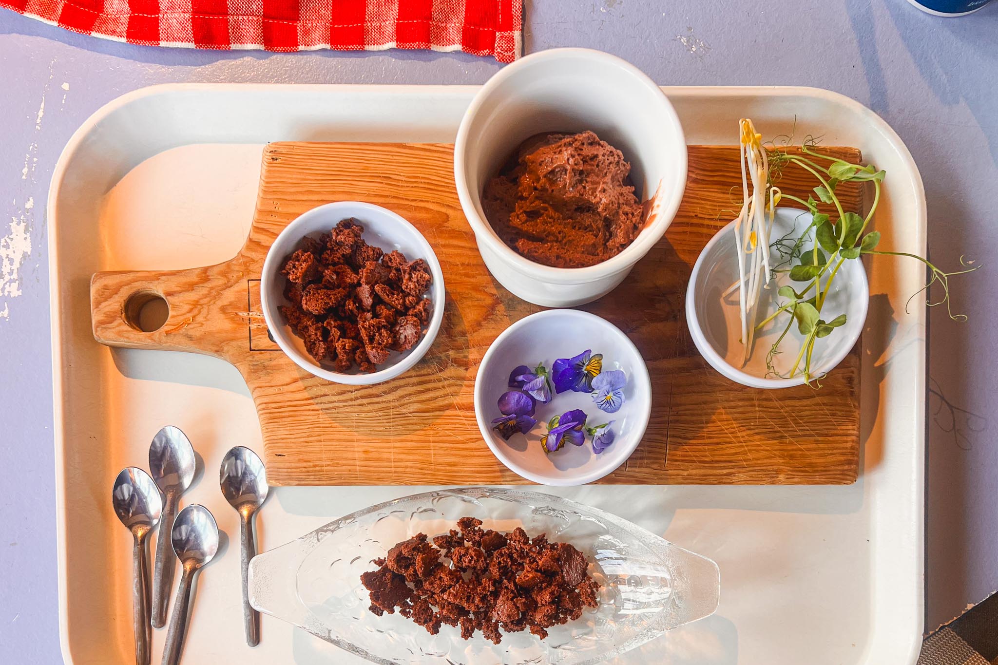 Ingrediënten voor een Modderhap chocolade mousse-tuin geserveerd in verschillende bakjes