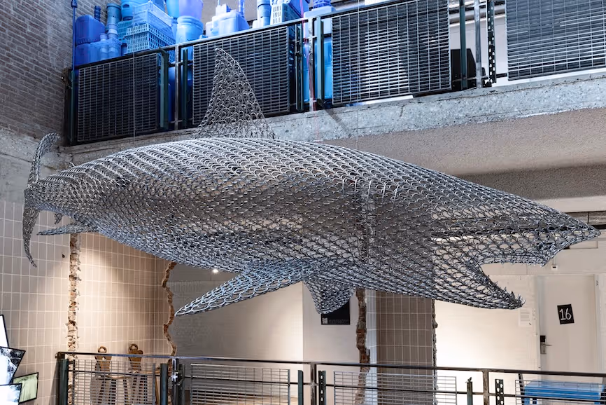Kunstwerk van een great white shark gemaakt van honderden vishaken.