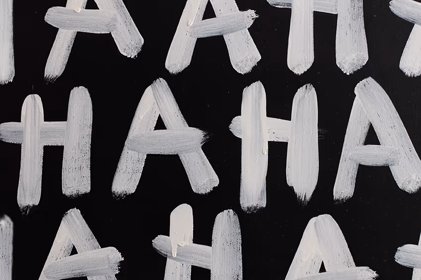 Zwarte wand met witte letters hahaha