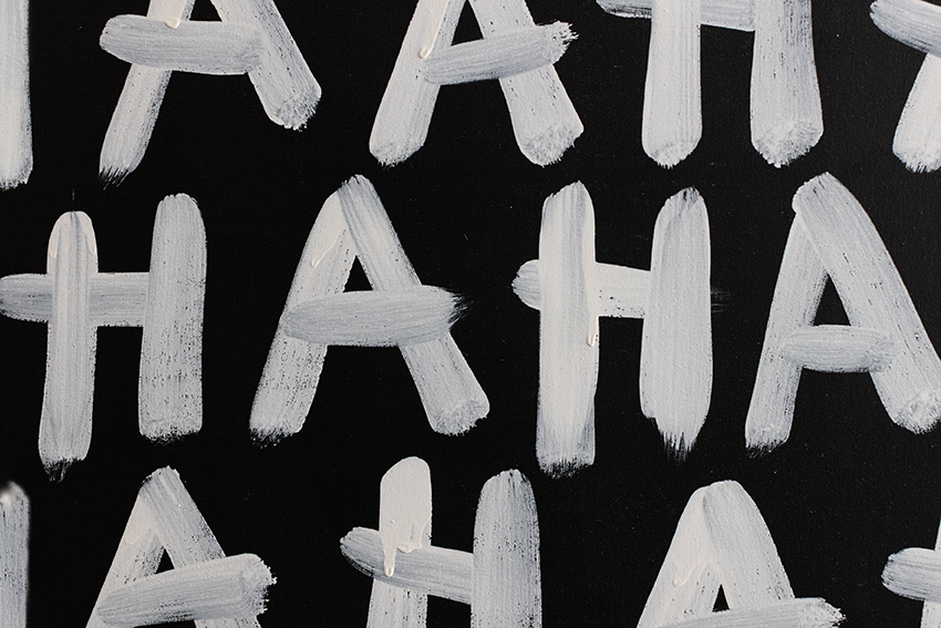 Zwarte wand met witte letters hahaha