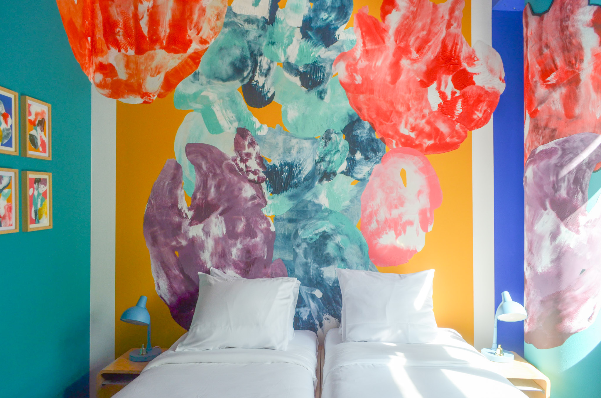 Kunstzinnige hotelkamer "Bloom Room" in het hotel van De Groene Afslag, ontworpen door Vitek Tisnovský.