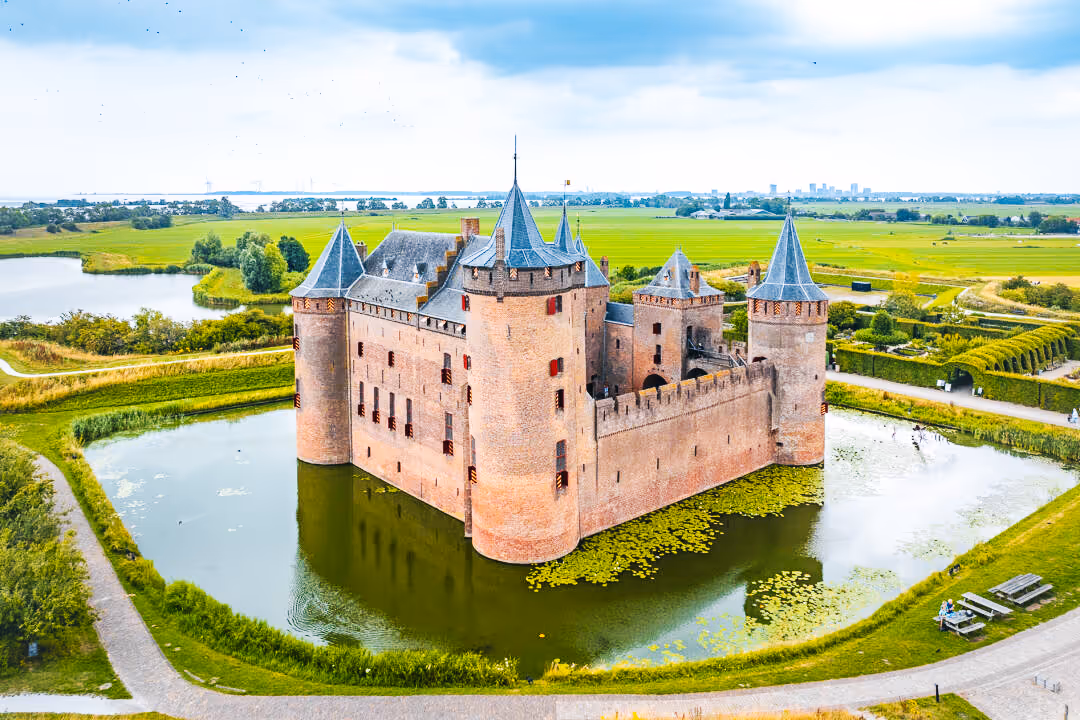 Luchtfoto van het Muiderslot.