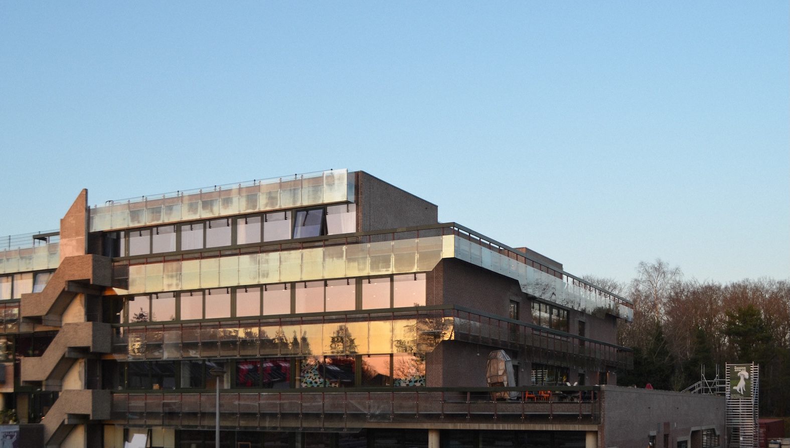 Het gebouw van De Groene Afslag met een blauwe lucht