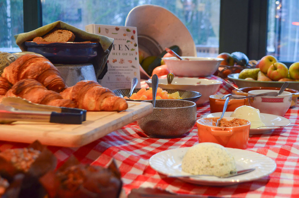 Ontbijtbuffet met verschillende gerechten