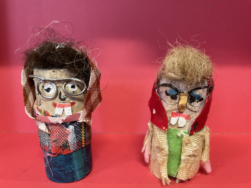 Twee poppetjes gemaakt van kurk