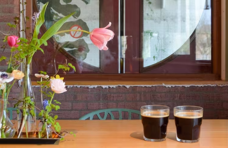 Twee kopjes koffie in het buurthuis van De Groene Afslag in Bussum.