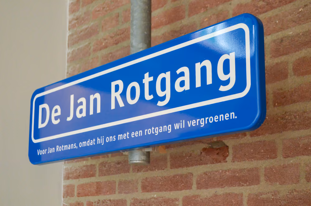 Blauw straatnaambord met daarop Jan Rotgang