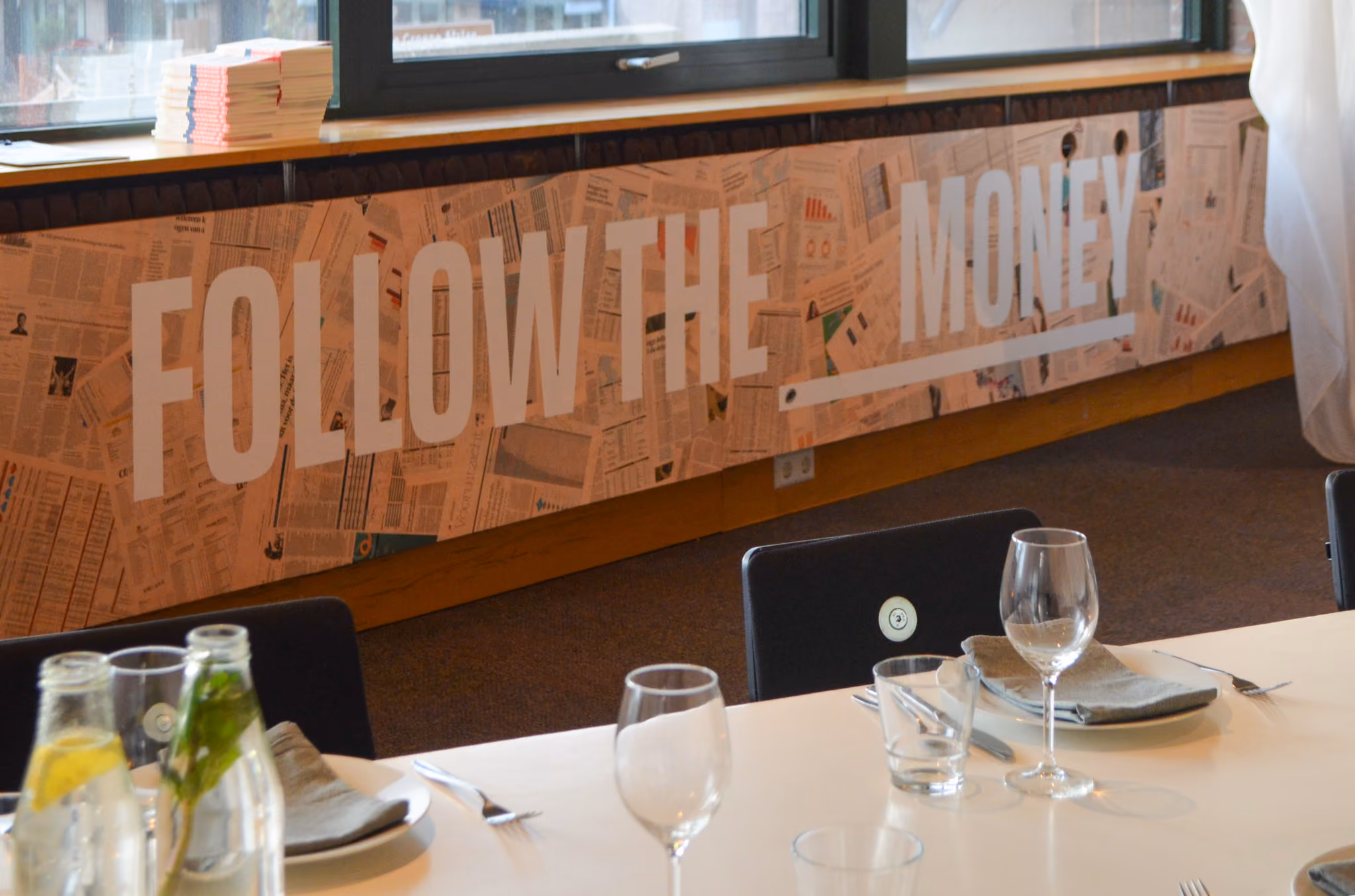 Bord met de tekst Follow the Money in de Geld als Waterzaal