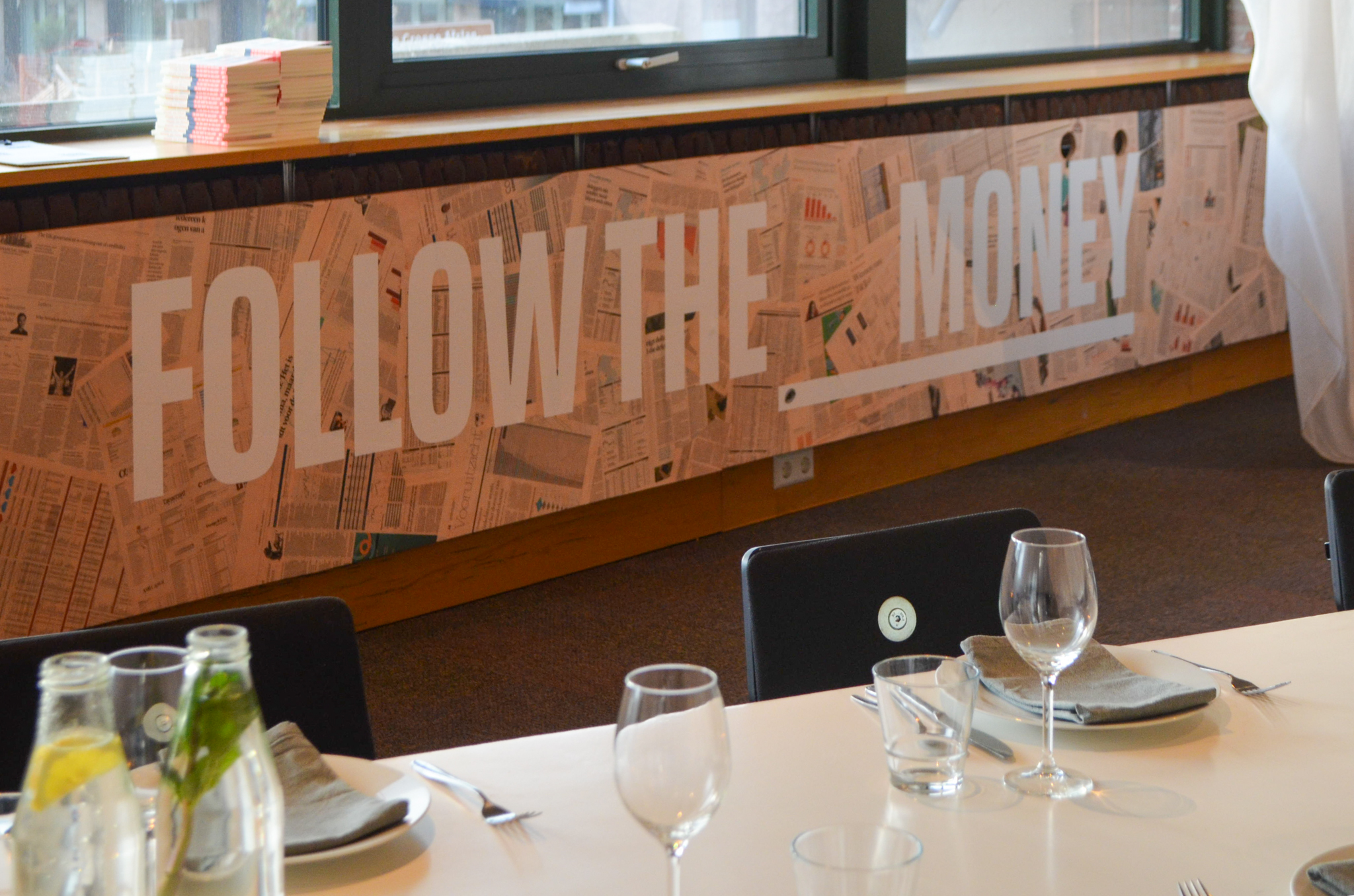 Bord met de tekst Follow the Money in de Geld als Waterzaal
