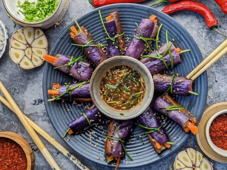 Schaal met hapjes, en als dip Kimchi.