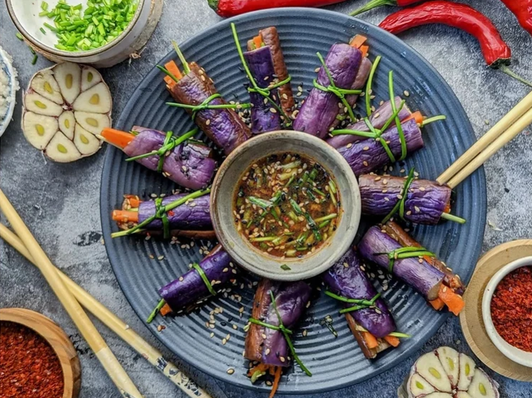 Schaal met hapjes, en als dip Kimchi.