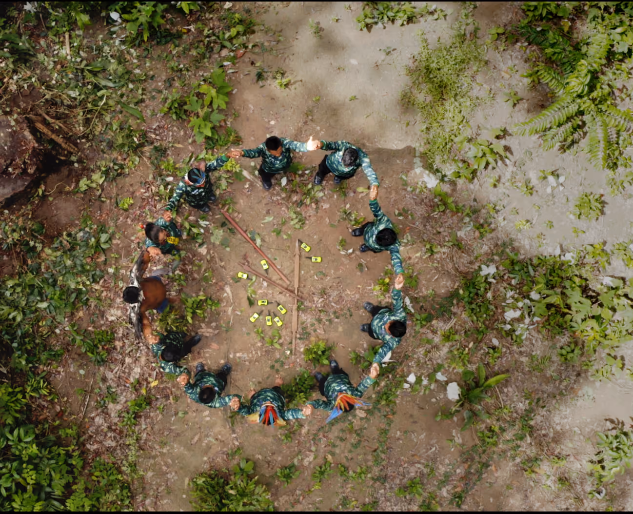 Amazone met inheemse bewoners in een kring