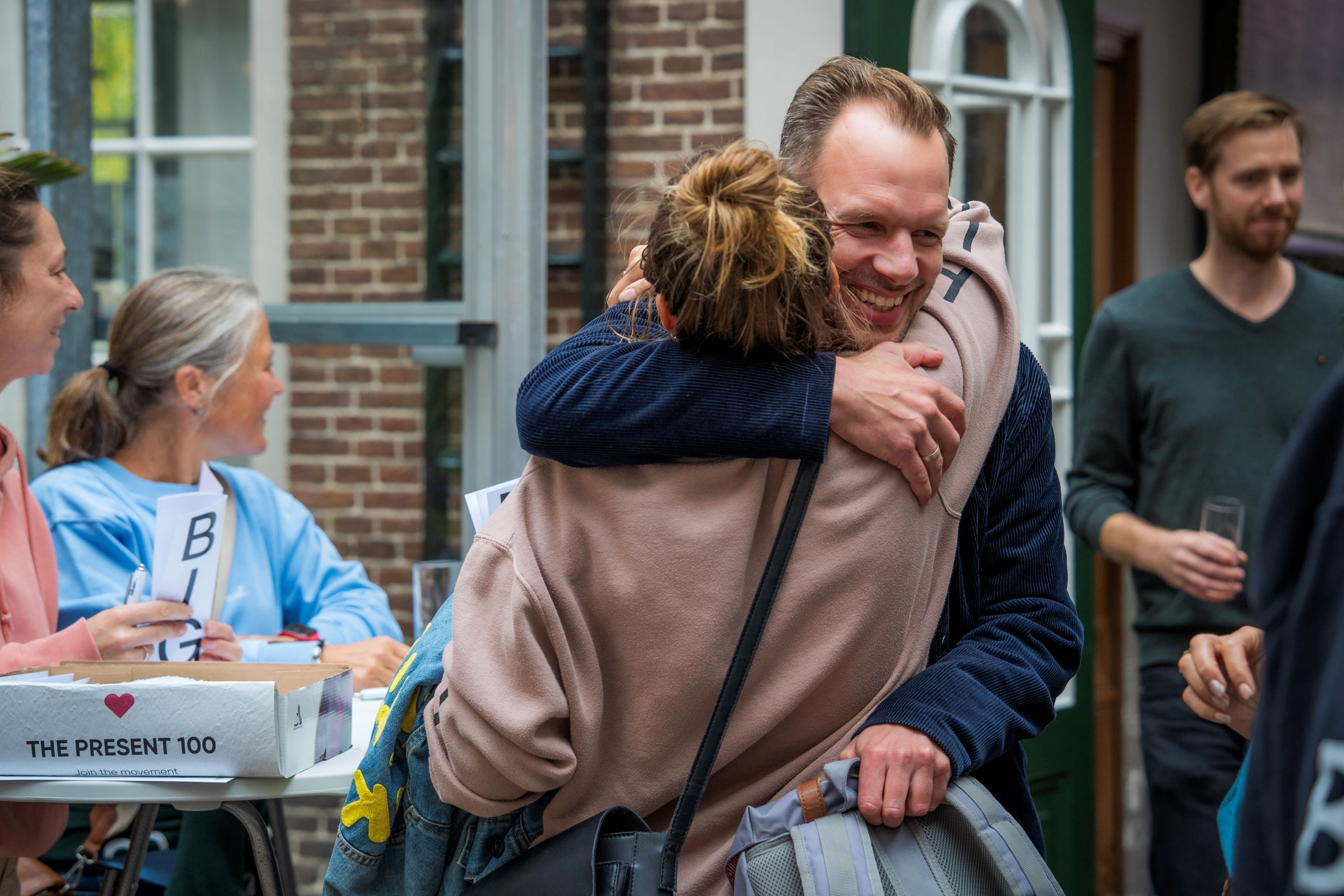 mensen omhelzen