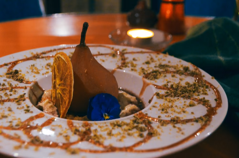 Dessert met peer in een diep bord 