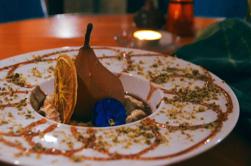Dessert met peer in een diep bord