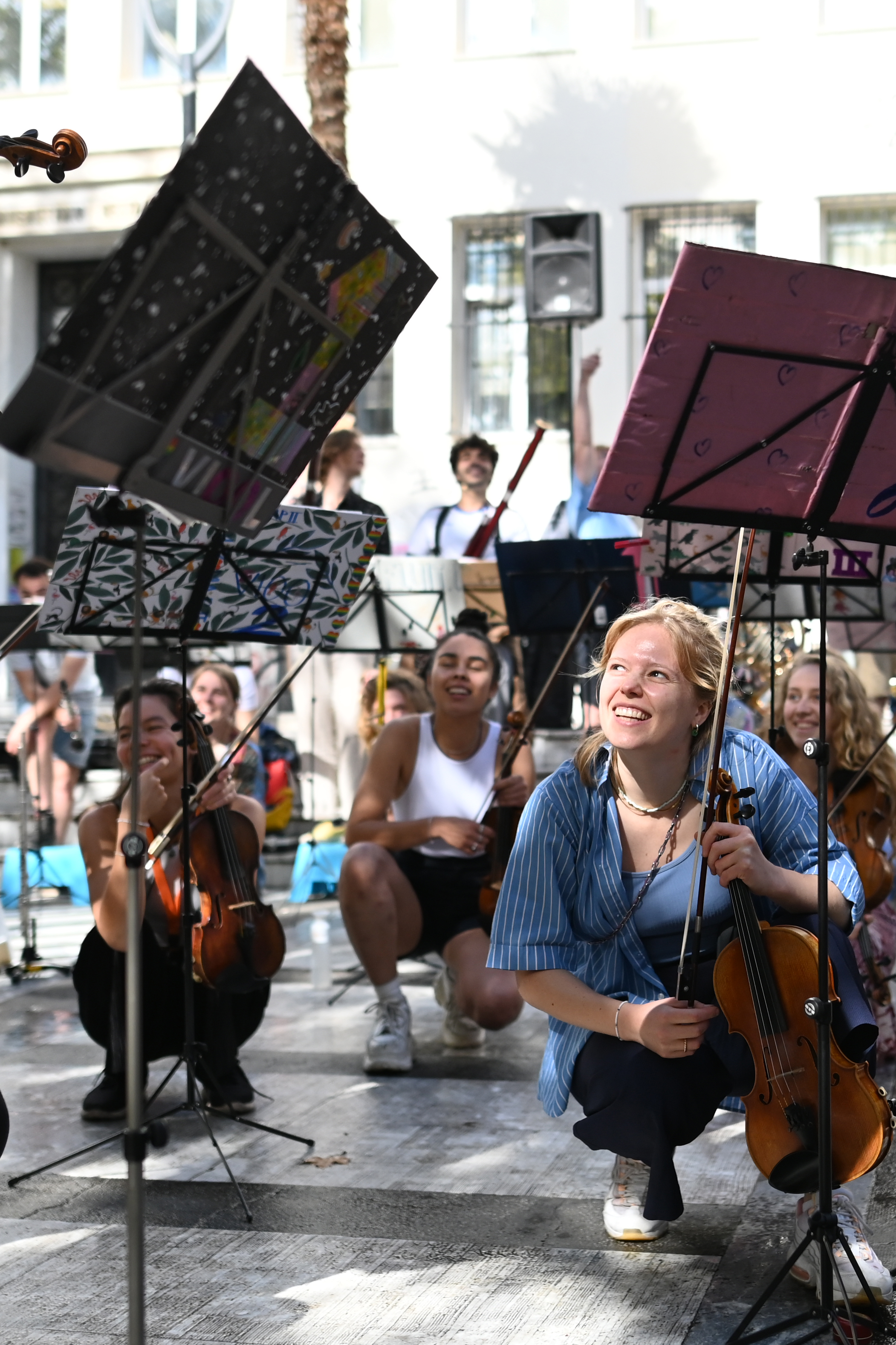 Gehurkte muzikanten met een lach
