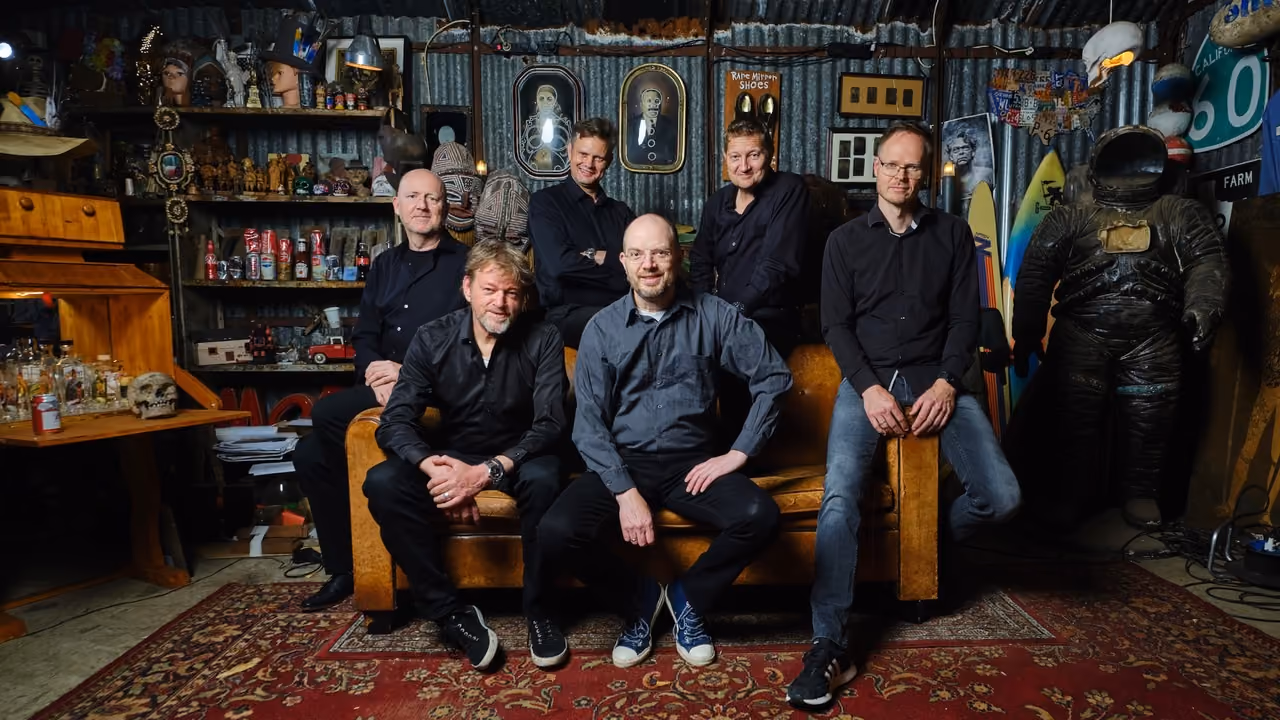 Hoes nieuwe plaat/Bandleden van Travertime poseren