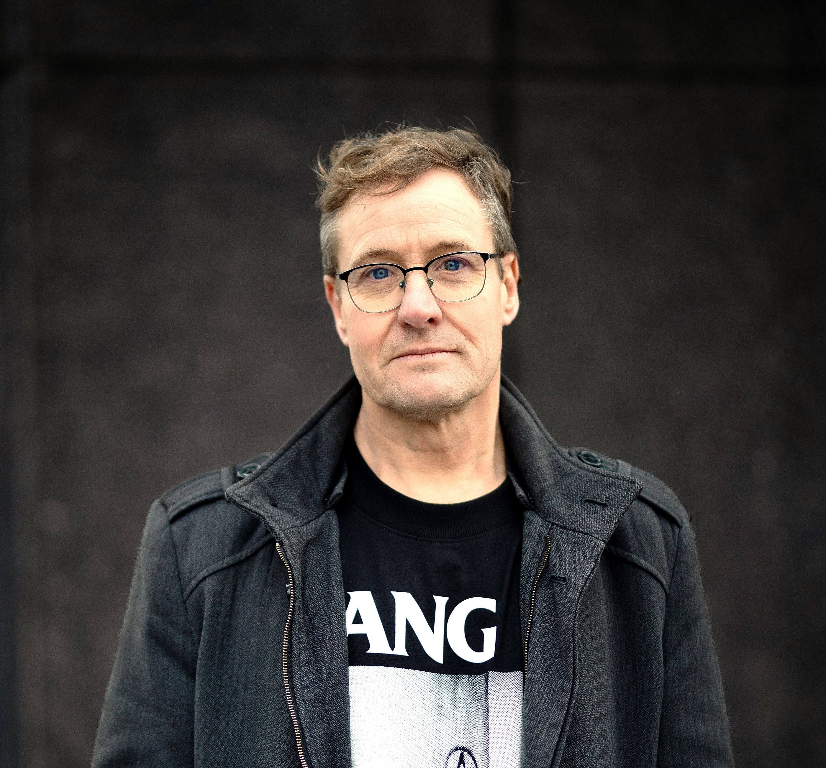 Portret Kees Klomp vanaf benen