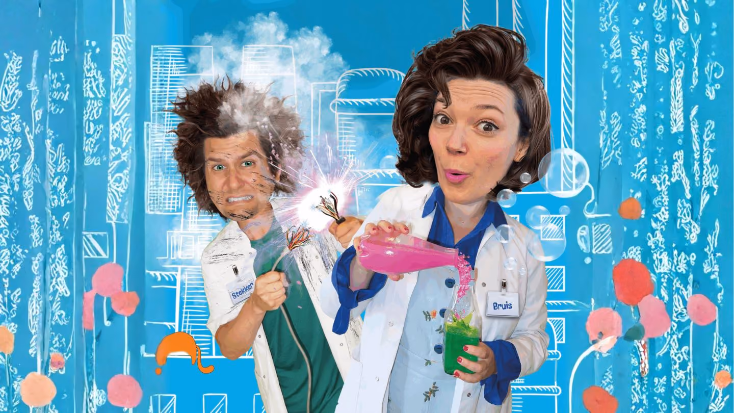 Twee mensen in labjassen die een experiment doen
