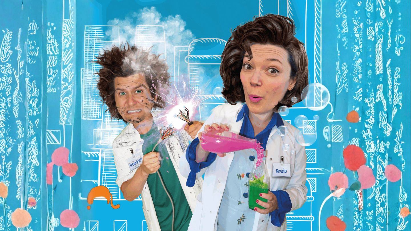 Twee mensen in labjassen die een experiment doen