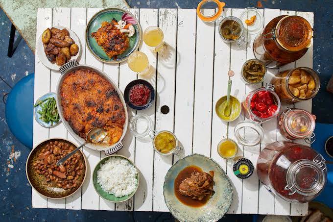 Een tafel vol met Surinaamse gerechten