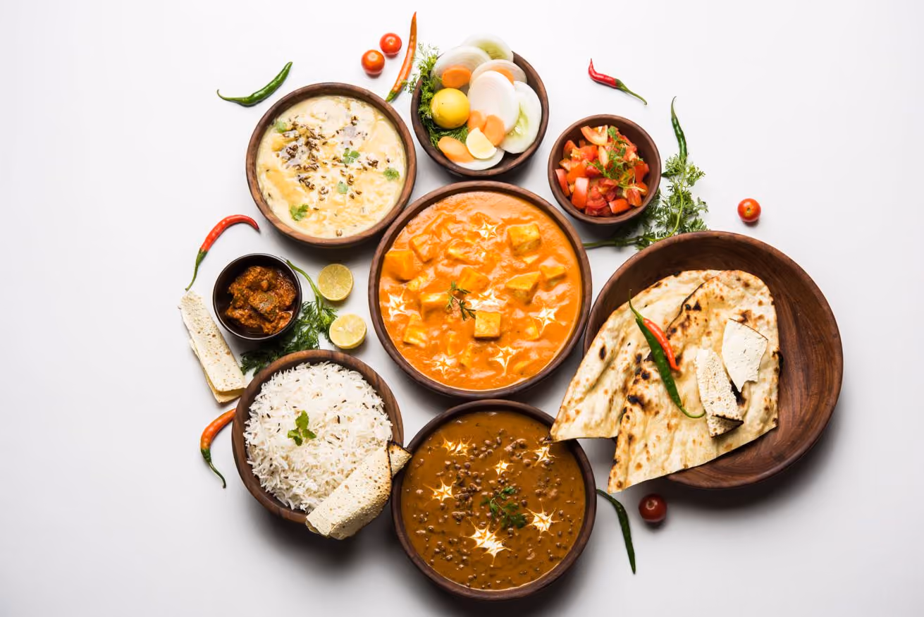 Een tafel vol met Indiase gerechten