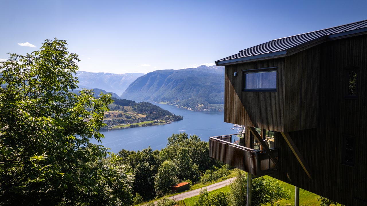 Treropphytte med spektakulær utsikt over hardanger og hardangerfjorden.