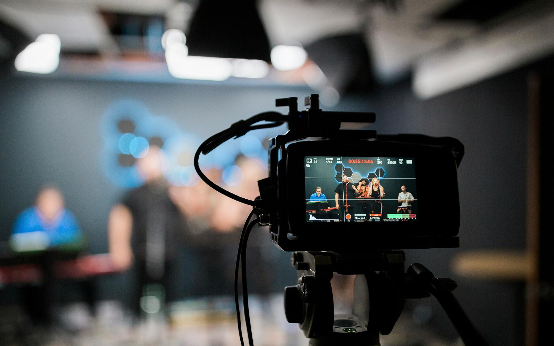 Director at work on a film set with camera and crew – the creative process in images.