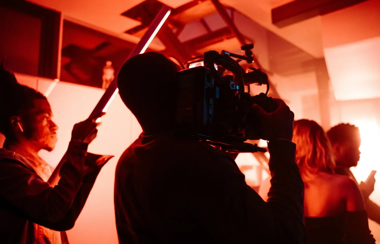 Director at work on a film set with camera and crew – the creative process in images.