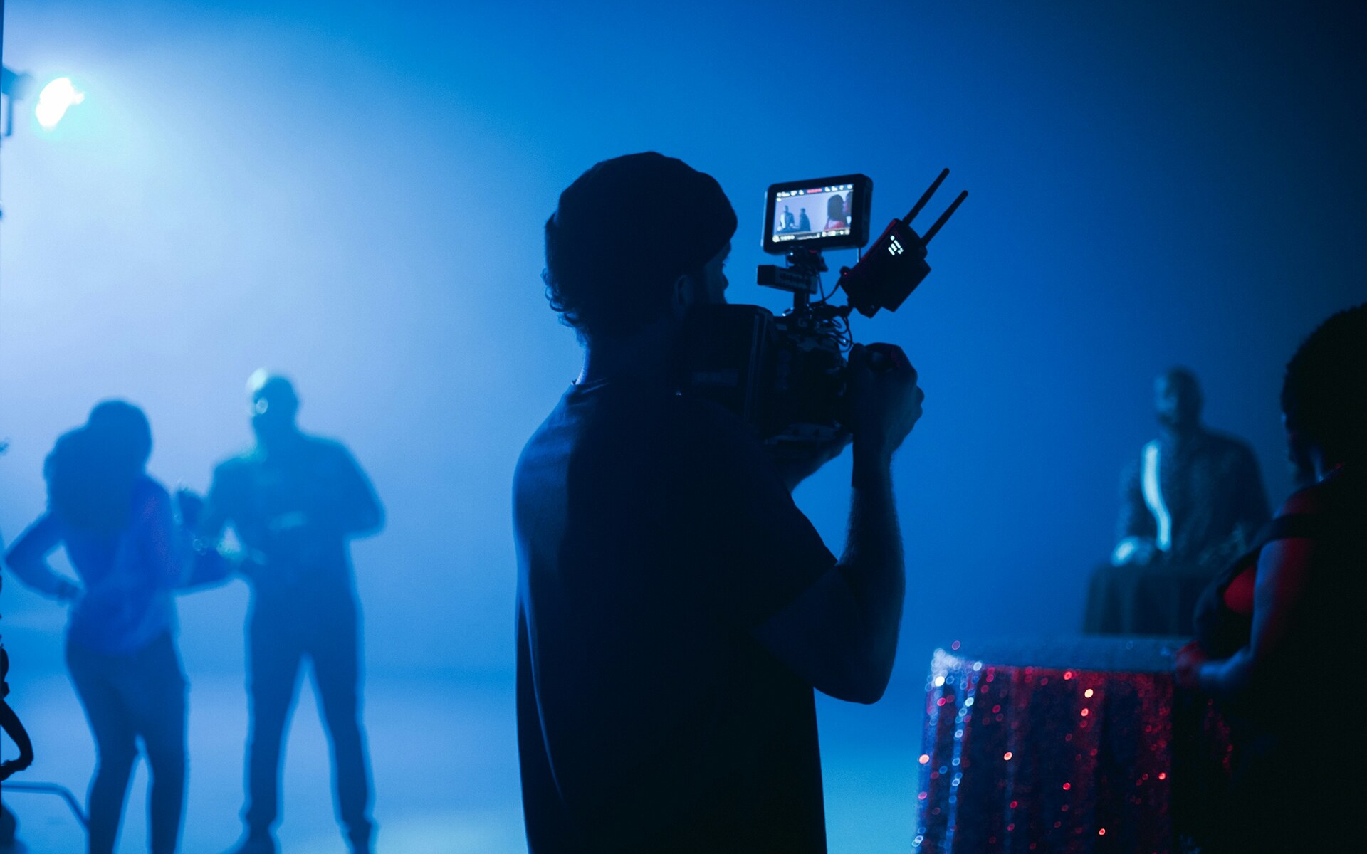 Director at work on a film set with camera and crew – the creative process in images.