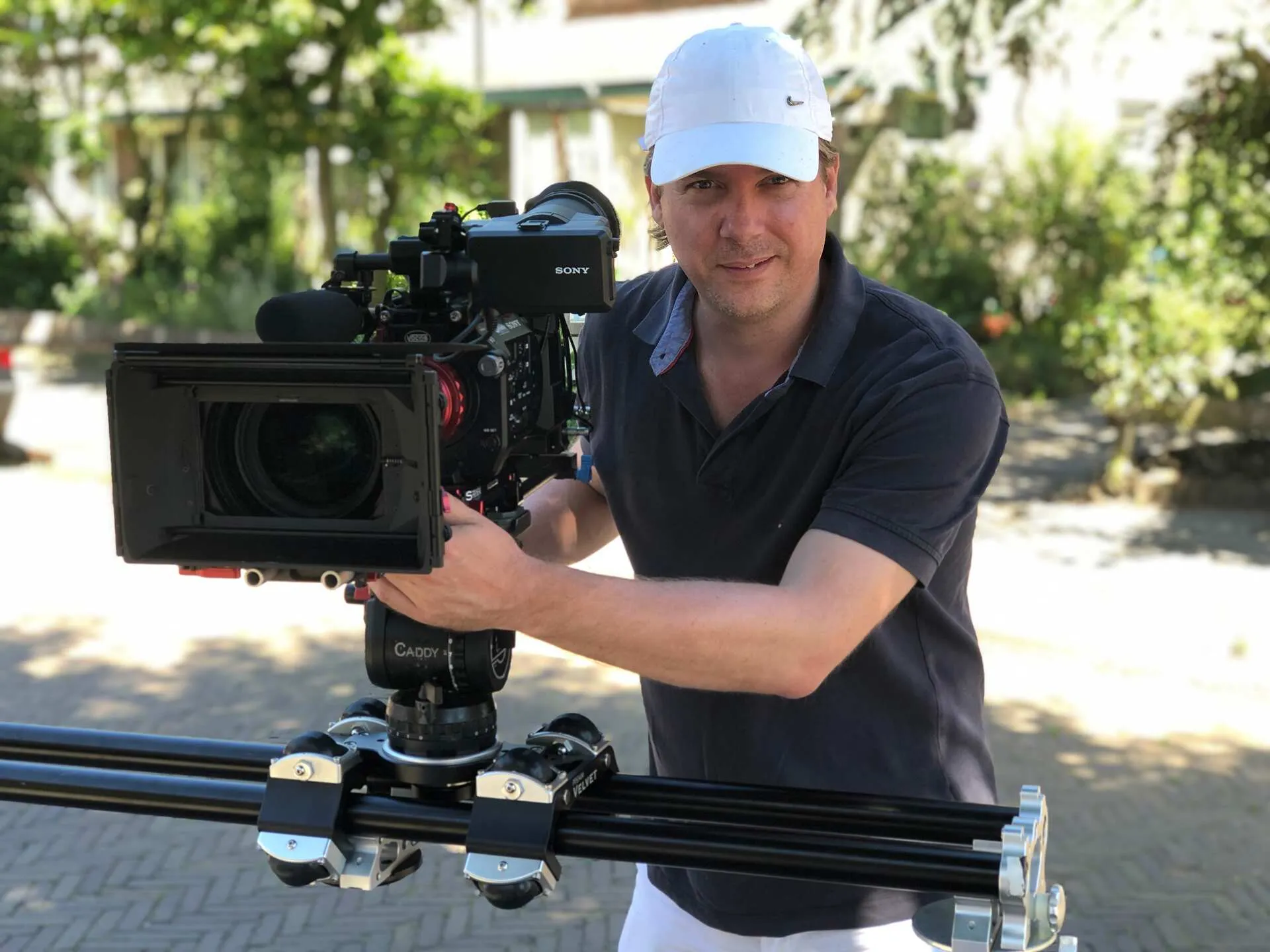 Director at work on a film set with camera and crew – the creative process in images.