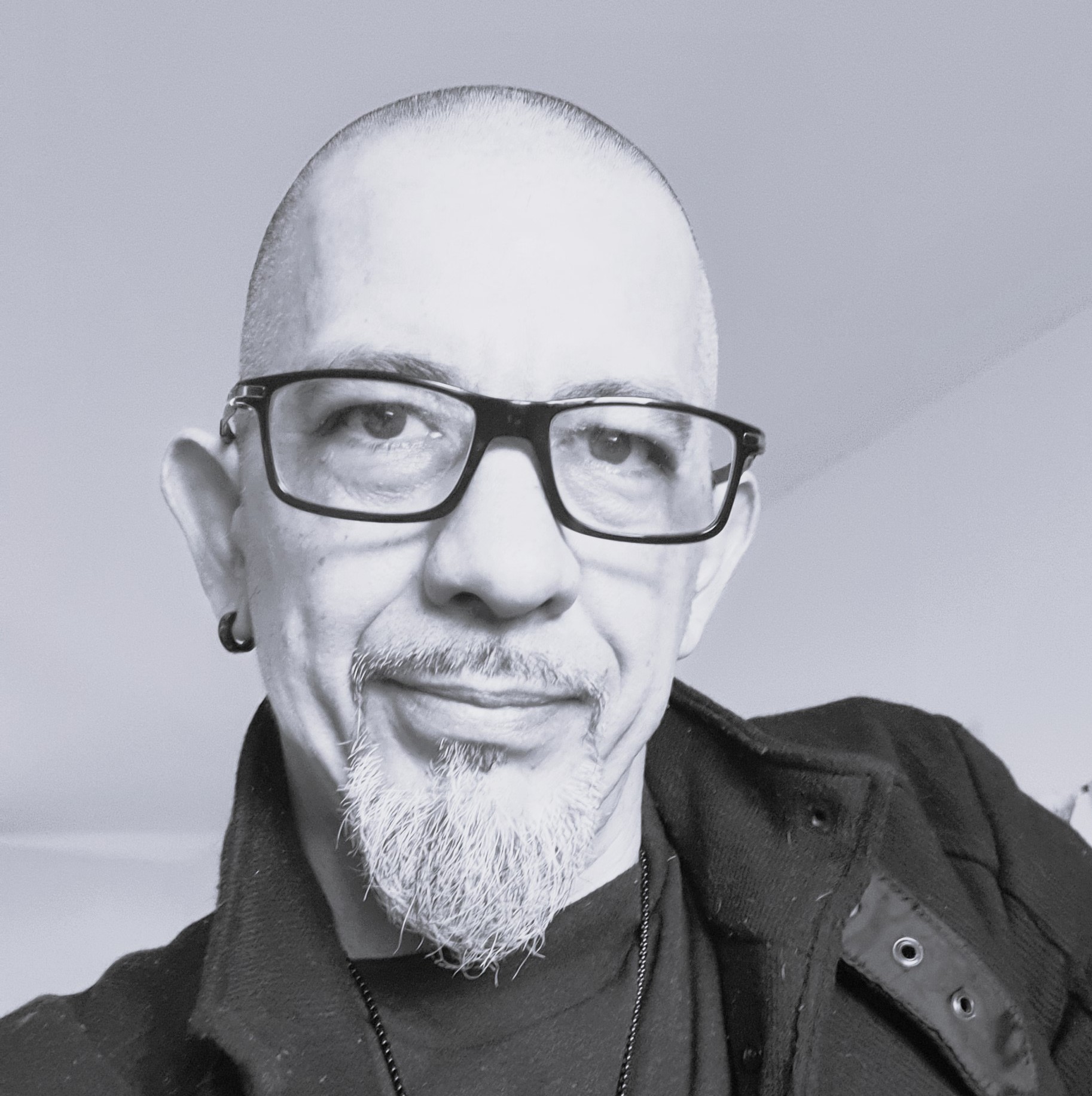 photo de Frédéric Messey, cheveux rasés, lunettes, barbe type collier