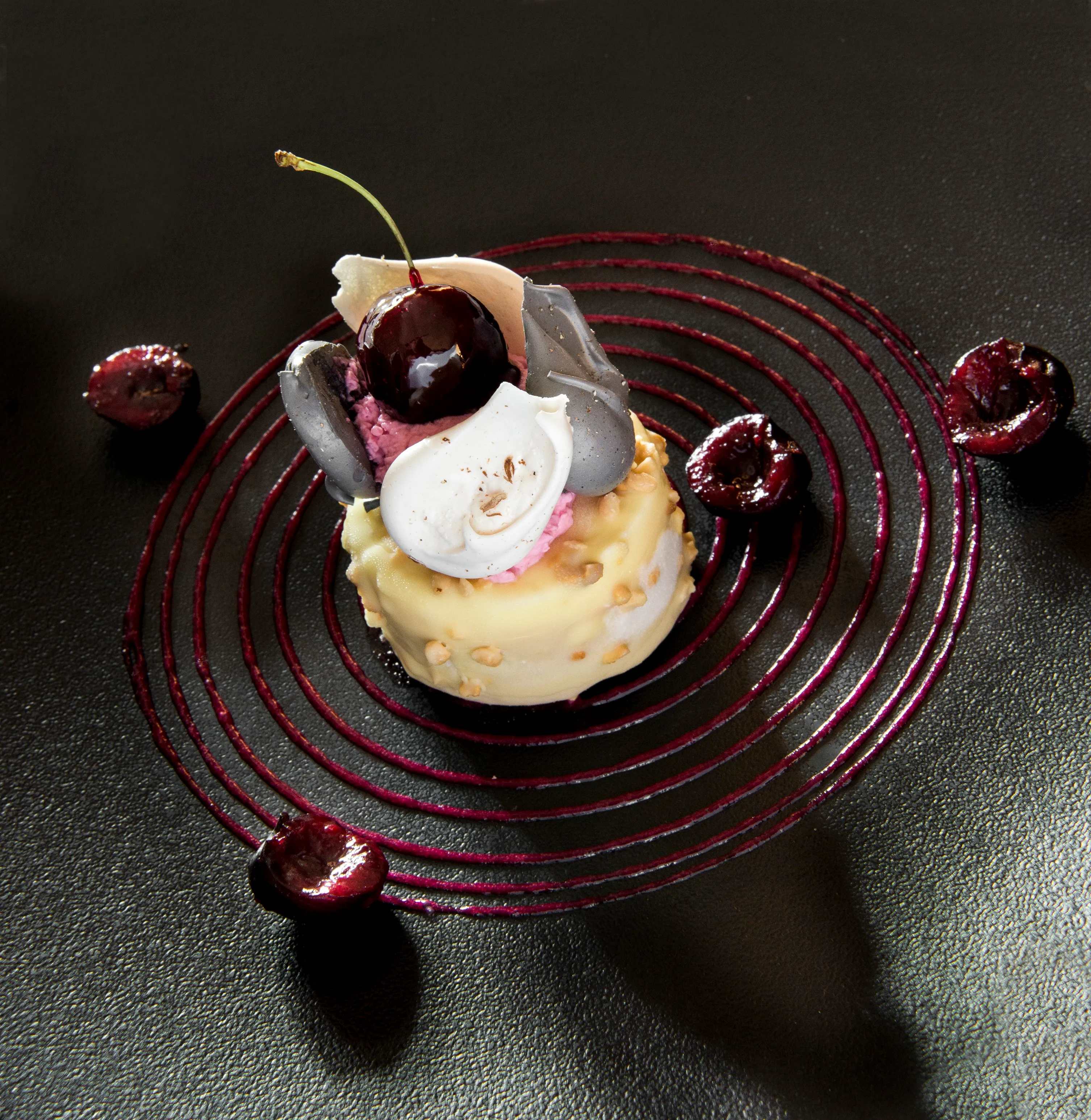 vacherin au sézame noir et cerises