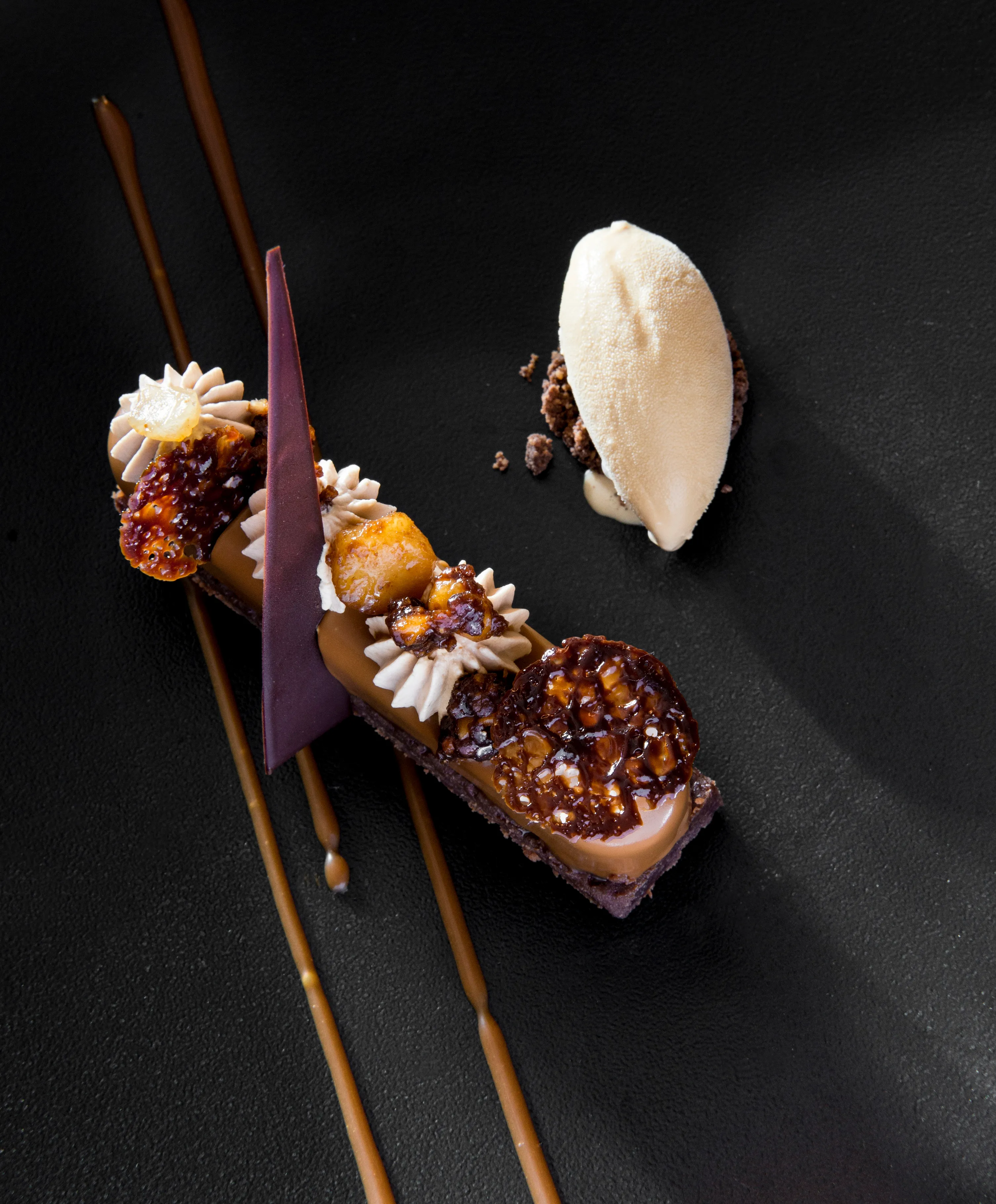 dessert à l'assiette noisette, caramel et chocolat