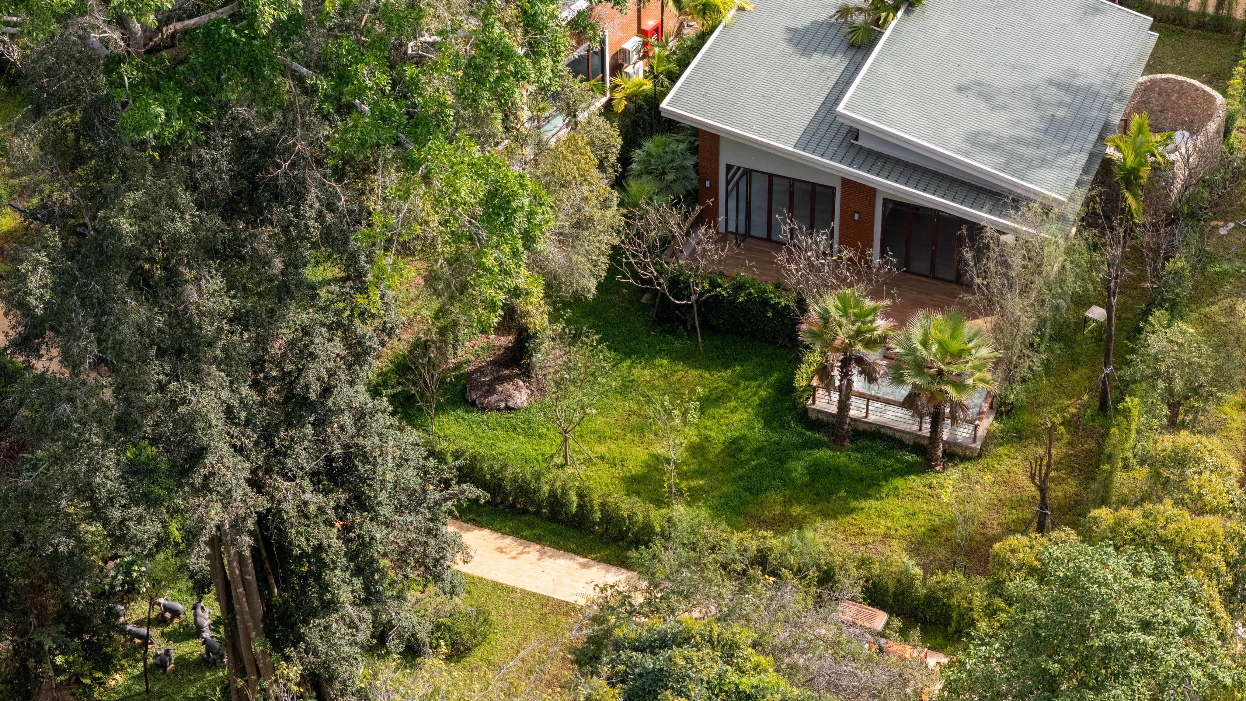 Breakfast in front of the river