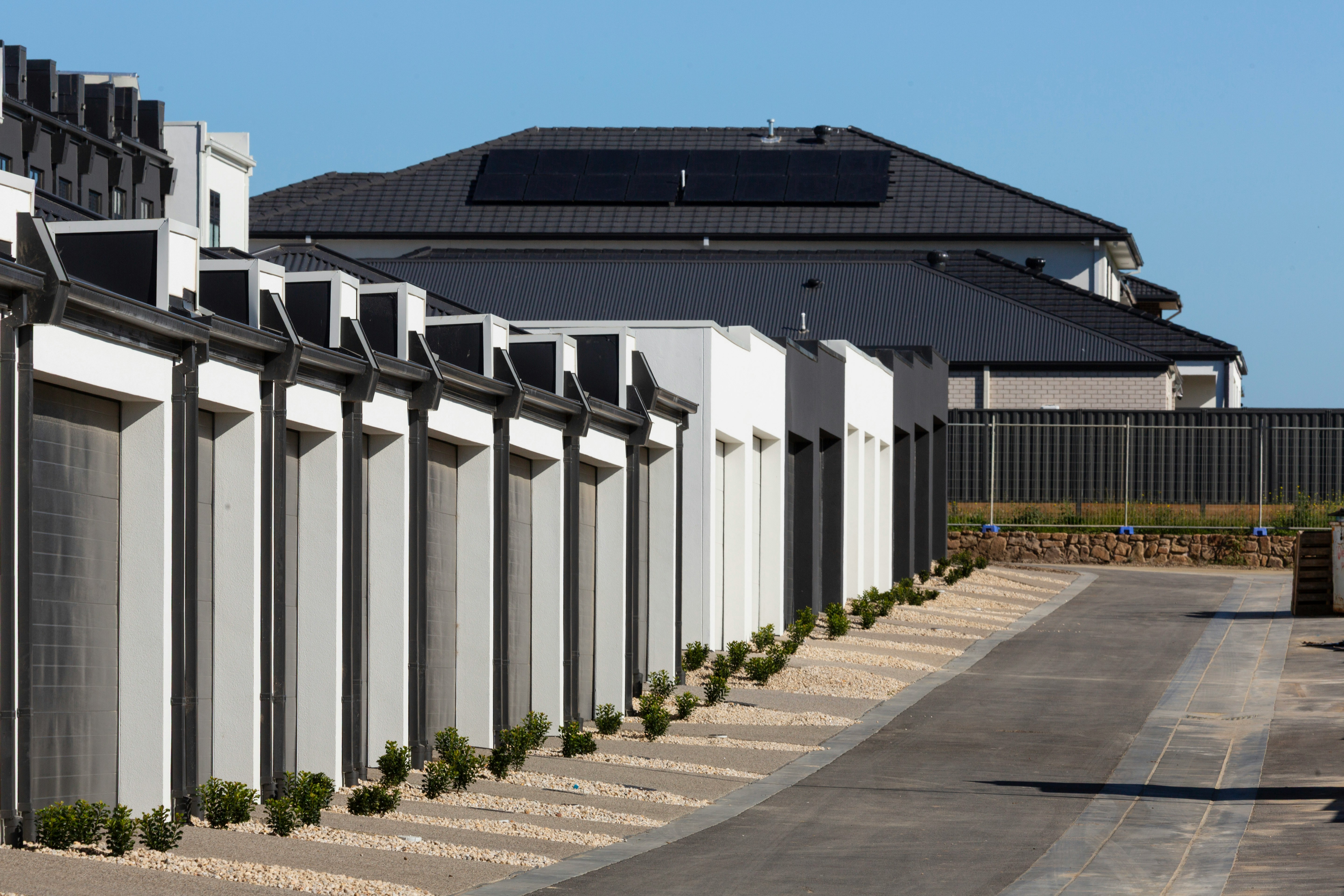 Battery efficiency matters, but it is only one part of real savings. Learn how tariffs, usage timing and system design change the result.