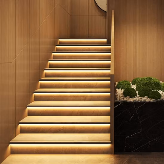 capteurs de mouvements lumineux dans l'escalier d'un hôtel