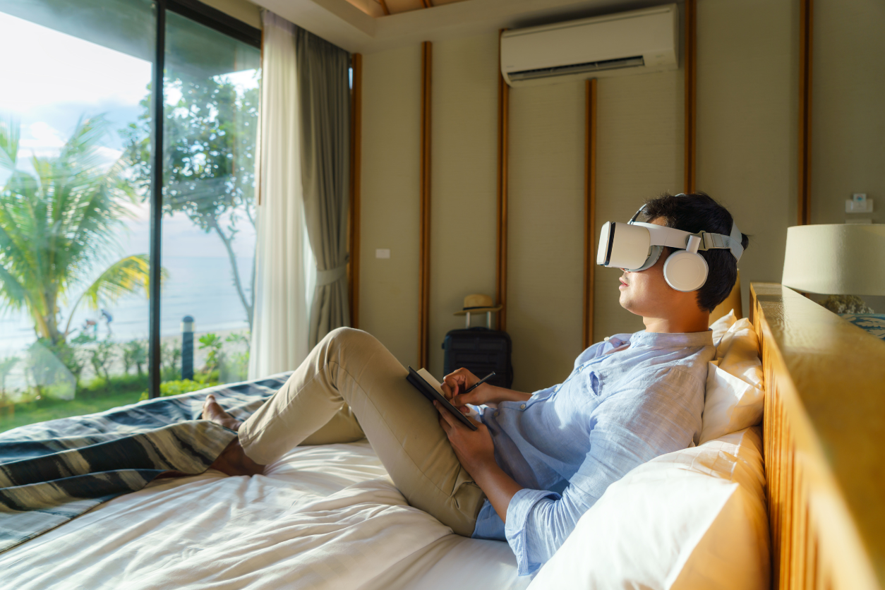 Client expérimentant la VR pour une chambre d'hôtel