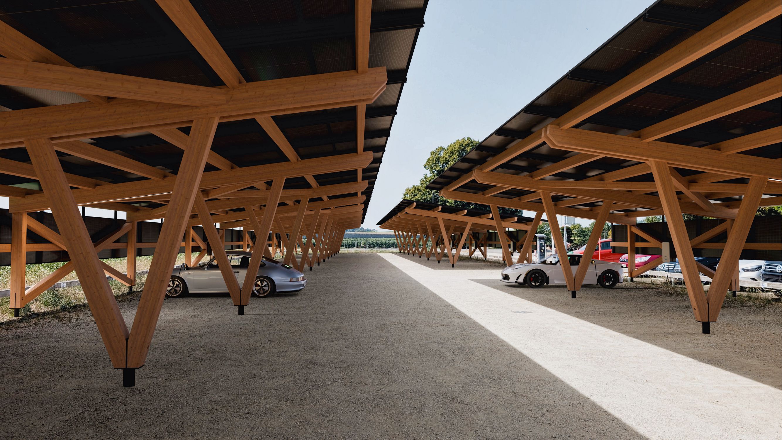 Solar Carport aus Holz auf grossem Schotter Parkplatz. Stützen strukturieren Parkfelder, Dach spendet Schatten, Ladeinfrastruktur lädt Elektroautos.
