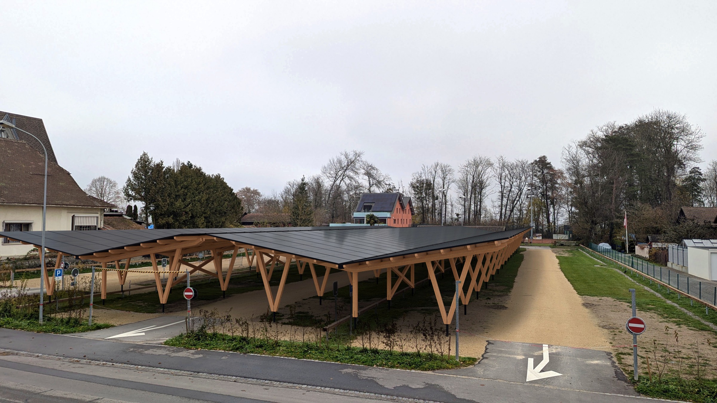 Den Parkplatz am See aufwerten und die Gemeinde und ihre Einwohner mit lokal erzeugtem Strom versorgen.