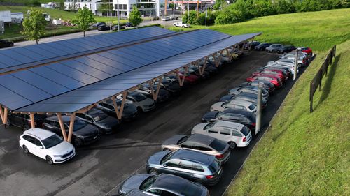 Die Fahrzeugausstellung aufwerten, Fahrzeuge vor Hagel schützen und erneuerbare Energie erzeugen.