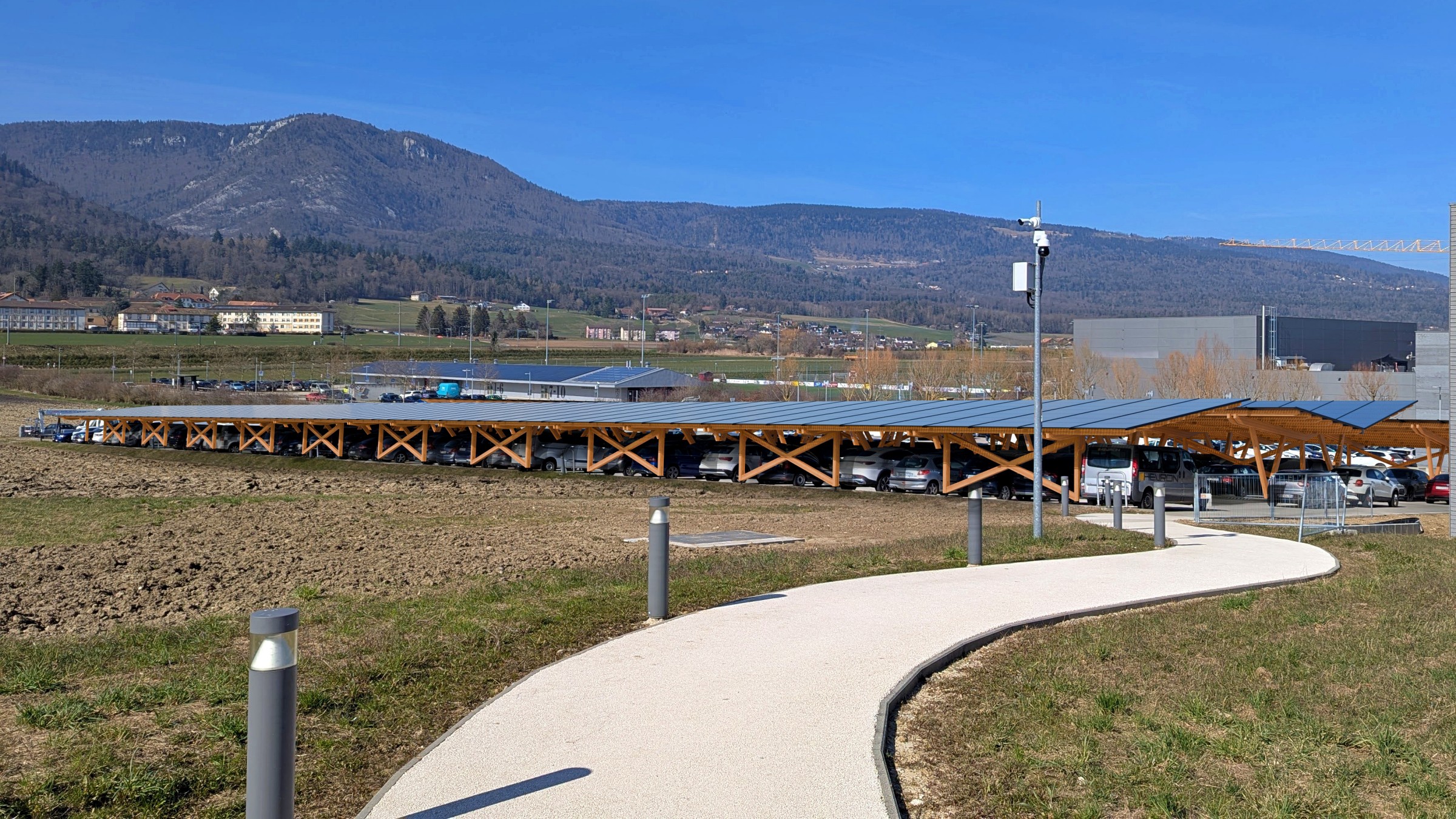 Die erneuerbare Energieversorgung für den Konzern, die nebenbei den Parkplatz aufwertet.
